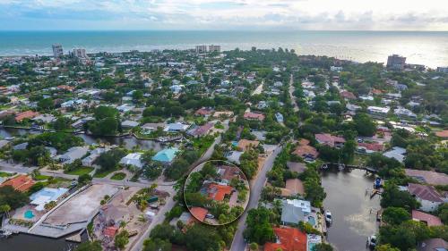 una vista aerea di una città con l'oceano di Hidden Treasure - 622 a Bailey Hall