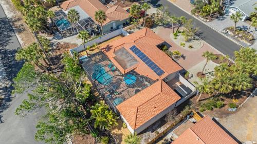 una vista dall'alto di una casa con un tetto arancione di Hidden Treasure - 622 a Bailey Hall