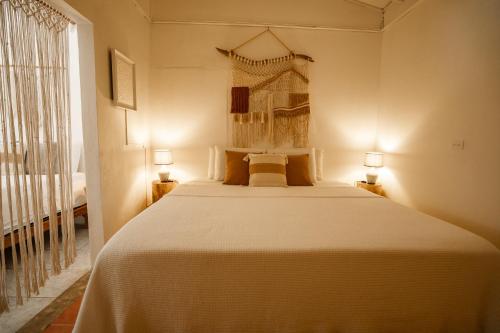 多米尼克Tribe Boutique Hotel - Adults Only的一间卧室，有一张大床，配有两盏灯