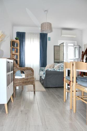 a living room with a bed and a table at Peixe Agulha in Tavira
