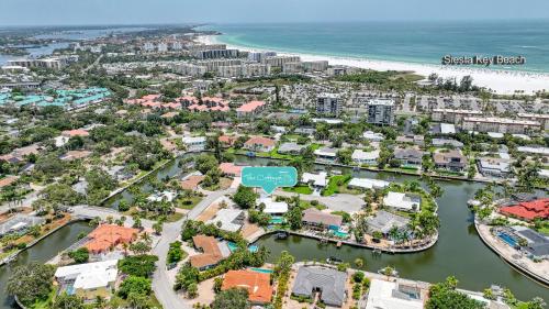 西耶斯塔岛La Contento Casa - 5560的城市与海滩的空中景观