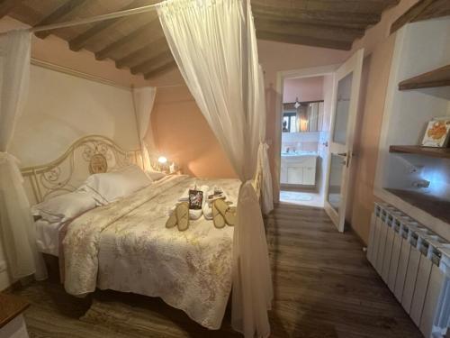 卡波罗纳Casa Vacanze Il Puggio的一间卧室,床上有两双鞋