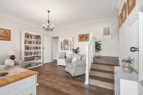 ein Wohnzimmer mit weißen Wänden und Holzböden in der Unterkunft Mountain Views Milton - renovated home near village in Milton