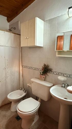 a bathroom with a toilet and a sink at Casa sonia in San Rafael