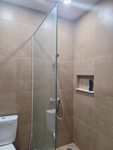 e bagno con servizi igienici e cabina doccia. di Cluster Springwood a Pontianak