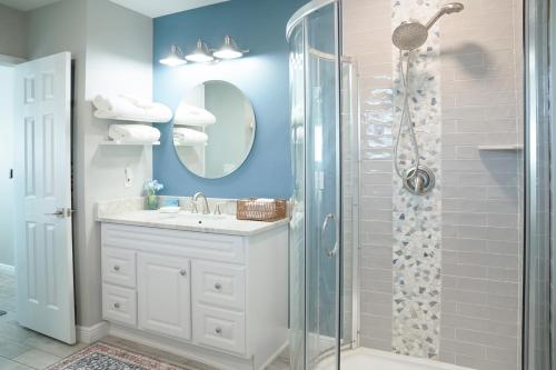 达尼丁Cozy Coastal Cottages of Dunedin 1的浴室配有淋浴和洗手池