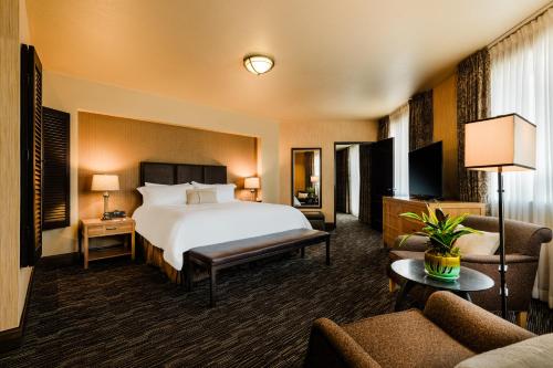 ein Hotelzimmer mit einem Bett und einer Couch in der Unterkunft Twin Pine Casino & Hotel in Middletown