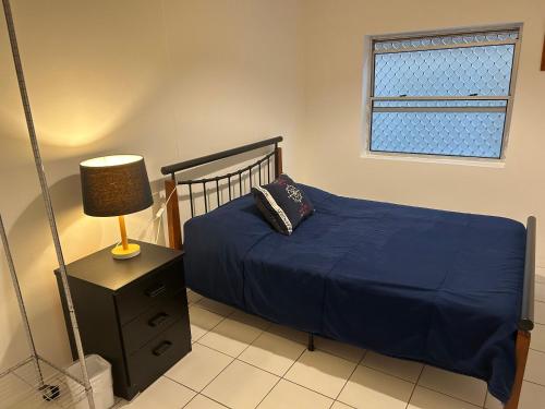 Ένα ή περισσότερα κρεβάτια σε δωμάτιο στο On the beach