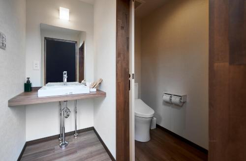 ein Badezimmer mit Waschbecken und Toilette in der Unterkunft Glampseason in Sendai