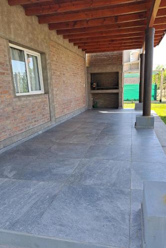 an empty patio in a building with a brick wall at Cabañas Las Mercedes in Médano de Oro