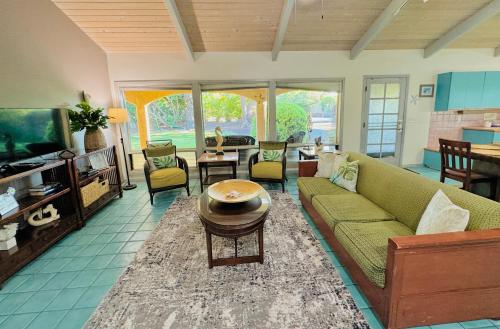 TV a/nebo společenská místnost v ubytování Private Spacious Retreat in Paradise