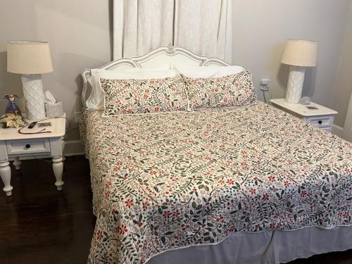 Ένα ή περισσότερα κρεβάτια σε δωμάτιο στο Clayton's 1910 Restored Mill House-near Burlington