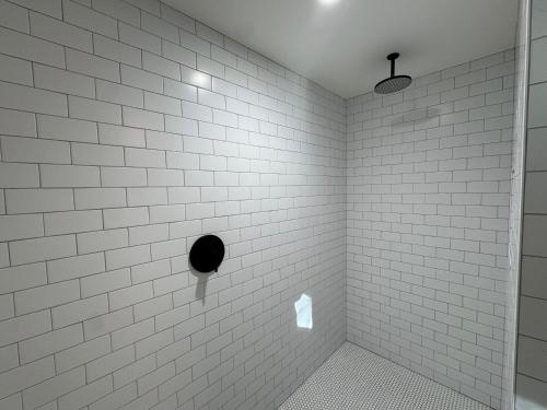 ein Badezimmer mit weiß gefliesten Wänden in der Unterkunft Piety Hill Cottages in Nevada City