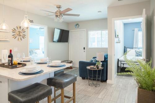 TV a/nebo společenská místnost v ubytování Cozy Coastal Cottage Whole House Sleeps 10