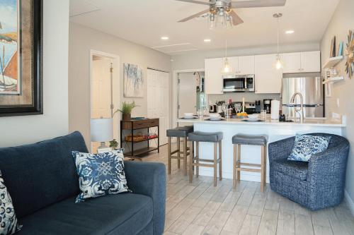 Kuchyň nebo kuchyňský kout v ubytování Cozy Coastal Cottage Whole House Sleeps 10