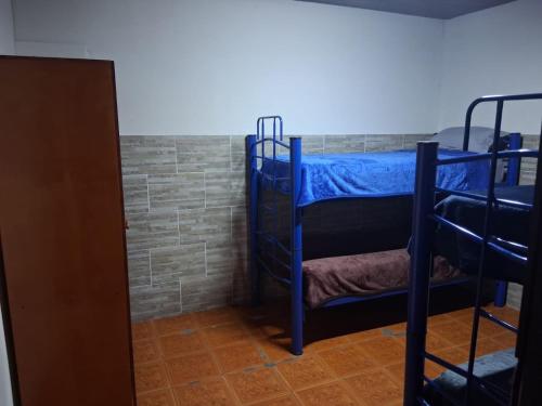 Camera con 2 letti a castello e una porta di Hostel Lagos del Sur a El Chalten