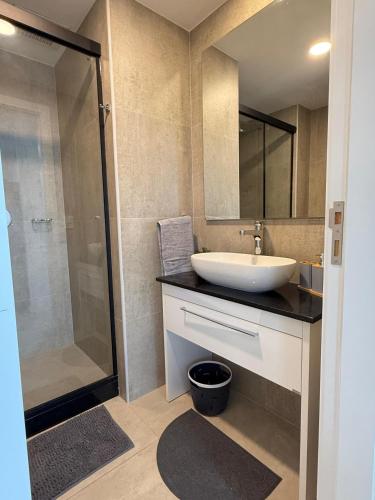 un baño con lavabo y ducha en Feel Premiun 1106, en Asunción