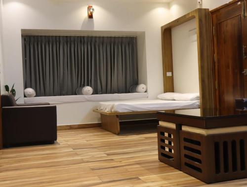 Postel nebo postele na pokoji v ubytování Shaiva Urban Retreat