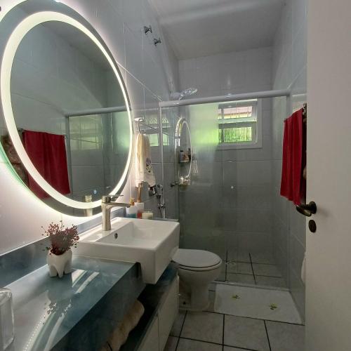 A Casa dos Seus Sonhos في فلوريانوبوليس: حمام مع حوض و مرآة و مرحاض