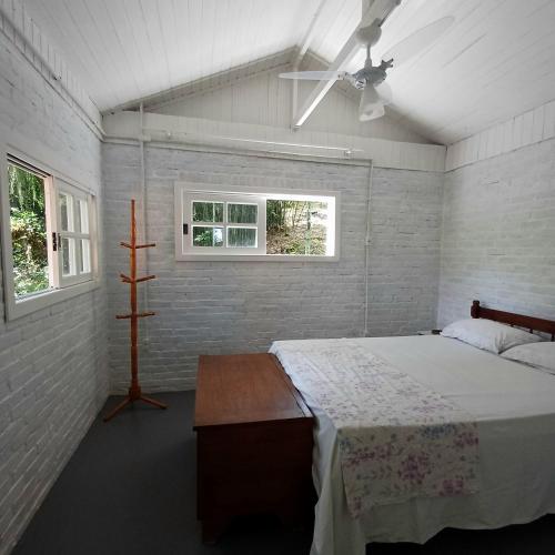 A Casa dos Seus Sonhos في فلوريانوبوليس: غرفة نوم بها سرير ومروحة سقف