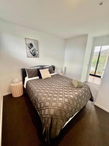 a bedroom with a large bed in a room at 2BR-2BR-2Cars -CBD-Pool-sleeps 6 in Canberra