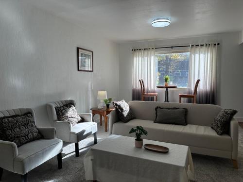 a living room with a couch and chairs and a table at Downtown 2 Bedrooms Full Kitchen & Easy Parking in Sacramento