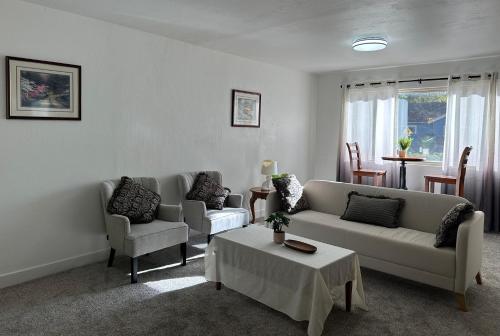a living room with a couch and two chairs and a table at Downtown 2 Bedrooms Full Kitchen & Easy Parking in Sacramento