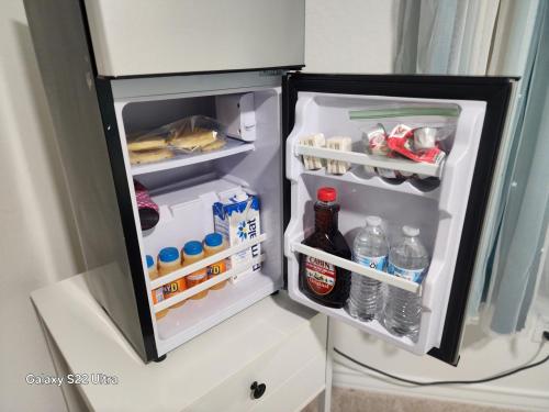 un frigorifero aperto con la porta aperta e le bevande di Private Cozy Rooms and Bathroom in Home near Seaworld Riverwalk and AFB a San Antonio