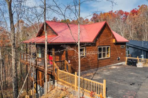 Top rated Smokies Cabin, Arcade, HotTub, Sleeps 12 photo 42