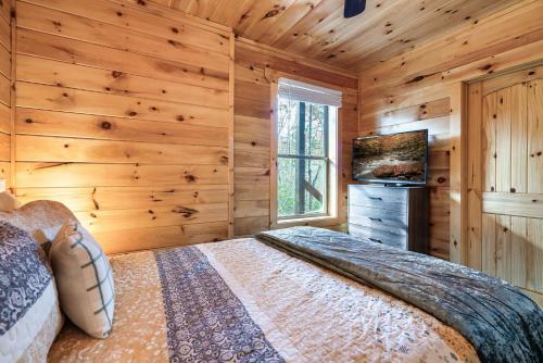 Top rated Smokies Cabin, Arcade, HotTub, Sleeps 12 photo 53