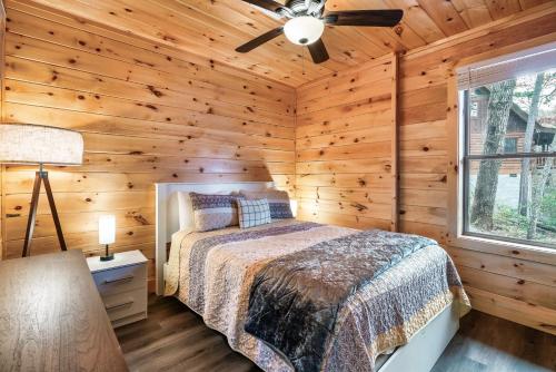 Top rated Smokies Cabin, Arcade, HotTub, Sleeps 12 photo 51