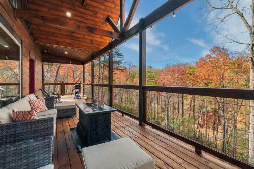 Top rated Smokies Cabin, Arcade, HotTub, Sleeps 12 photo 48