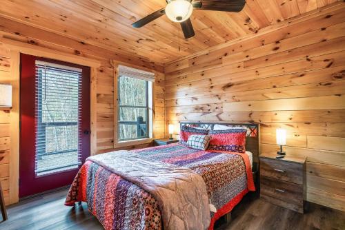 Top rated Smokies Cabin, Arcade, HotTub, Sleeps 12 photo 46