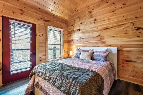 Top rated Smokies Cabin, Arcade, HotTub, Sleeps 12 photo 43