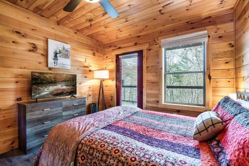Top rated Smokies Cabin, Arcade, HotTub, Sleeps 12 photo 57
