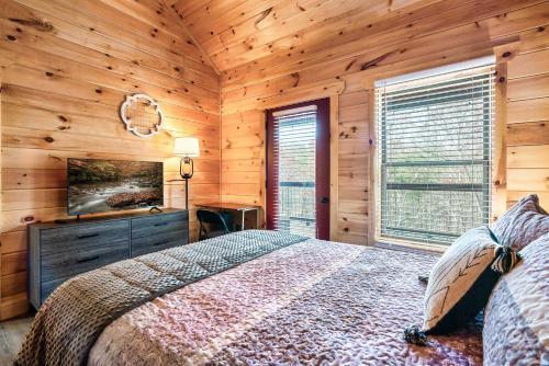 Top rated Smokies Cabin, Arcade, HotTub, Sleeps 12 photo 56