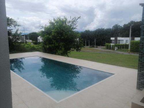 Tres EsquinasCasa Campestre Acogedora的庭院中间的游泳池