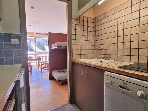 Ένα μπάνιο στο Studio 4 pers à 50m pistes avec parking et WiFi gratuit - FR-1-525-303