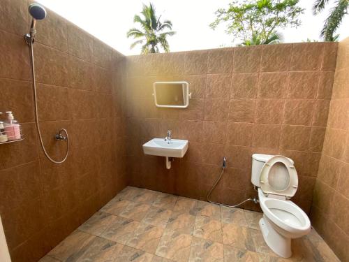 a bathroom with a toilet and a sink at บ้านเพื่อนโฮมสเตย์ เขาพนม2 