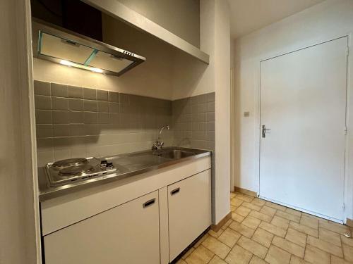 una cucina con un lavello e un piano di lavoro di Studio 4 pers. proche pistes, commerces, WiFi - FR-1-525-305 a Superdevoluy