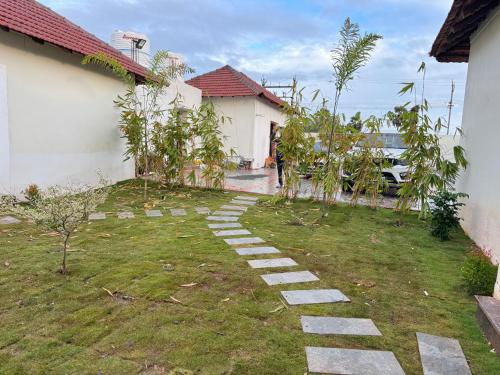 拉米斯瓦拉姆Road House Resort的庭院内带石头路的花园
