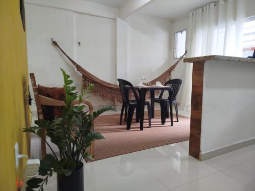 uma sala de jantar com mesa e cadeiras em Loft aconchegante Estou em Arraial em Arraial do Cabo