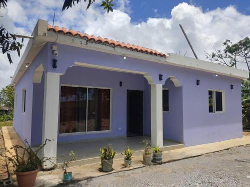 een model van een huis met een garage bij Hermosa casa de campo in Juana Vicenta