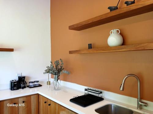 Kuchyň nebo kuchyňský kout v ubytování Casa Zenaida, elegant refuge between sea and jungle