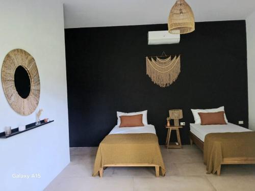 Postel nebo postele na pokoji v ubytování Casa Zenaida, elegant refuge between sea and jungle