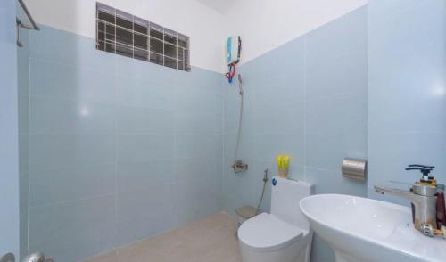Villas VÕ THỊ SÁU Bãi Sau Xinh في فنغ تاو: حمام مع مرحاض أبيض ومغسلة