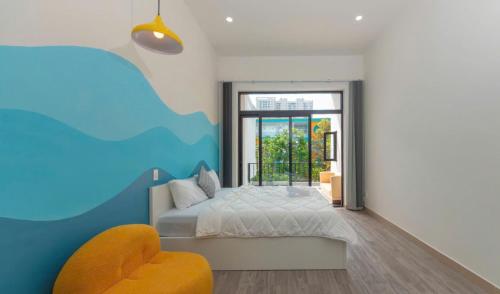 Villas VÕ THỊ SÁU Bãi Sau Xinh في فنغ تاو: غرفة نوم بها سرير ونافذة