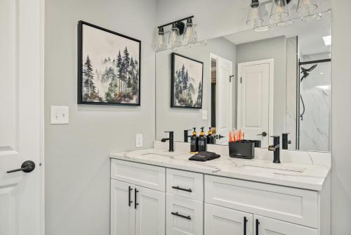 Ένα μπάνιο στο Azure Peaks Cozy Retreat