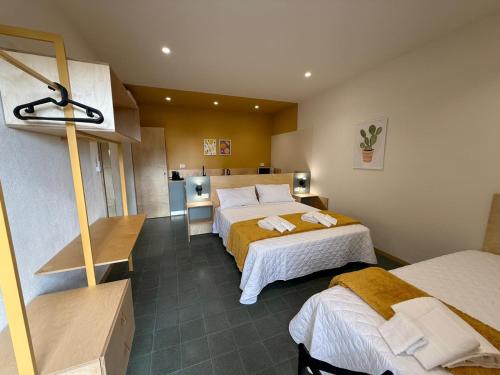 Giường trong phòng chung tại Etra House