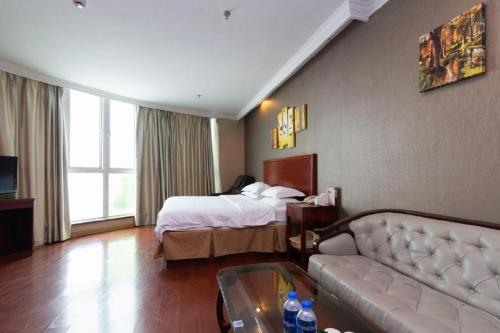 Ένα ή περισσότερα κρεβάτια σε δωμάτιο στο GreenTree Inn Shanghai Songjiang Xinqiao Jiuxin Road Express Hotel